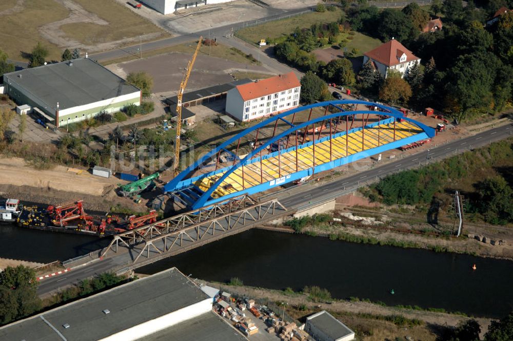 GENTHIN von oben - Baustelle der Friedensbrücke / Brücke des Friedens in Genthin