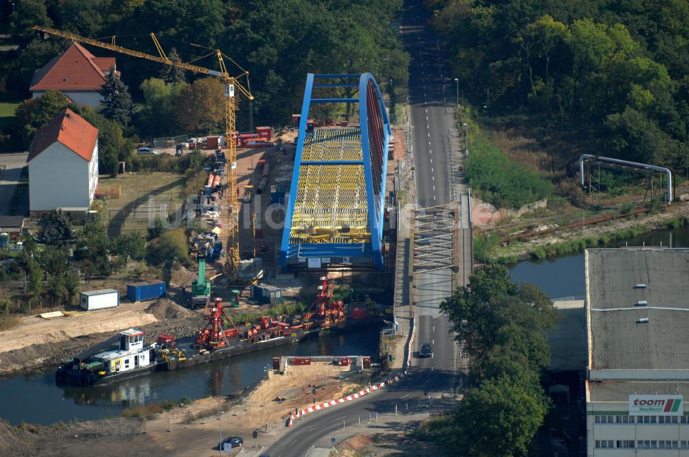 GENTHIN von oben - Baustelle der Friedensbrücke / Brücke des Friedens in Genthin