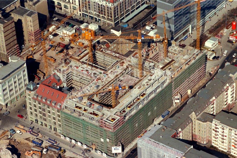 Berlin aus der Vogelperspektive: Baustelle an der Friedrichstrasse in Berlin Mitte. Datum: 1995