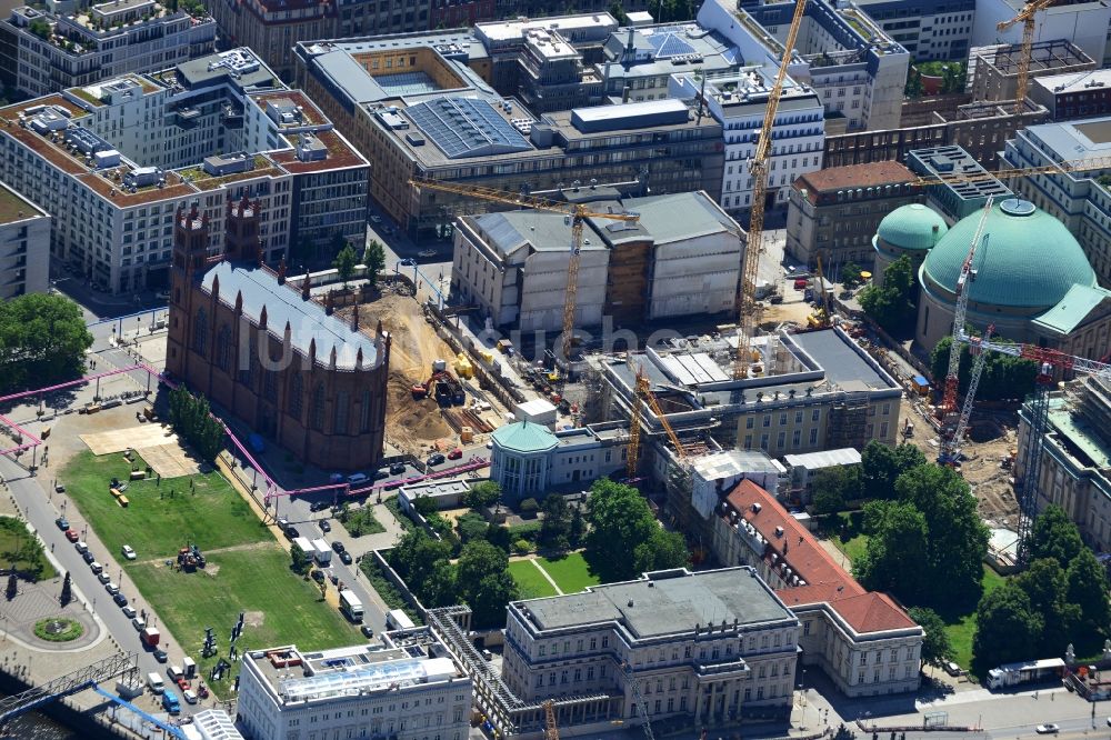 Berlin Mitte aus der Vogelperspektive: Baustelle an der Friedrichswerderschen Kirche an der Französischen Straße in Berlin Mitte