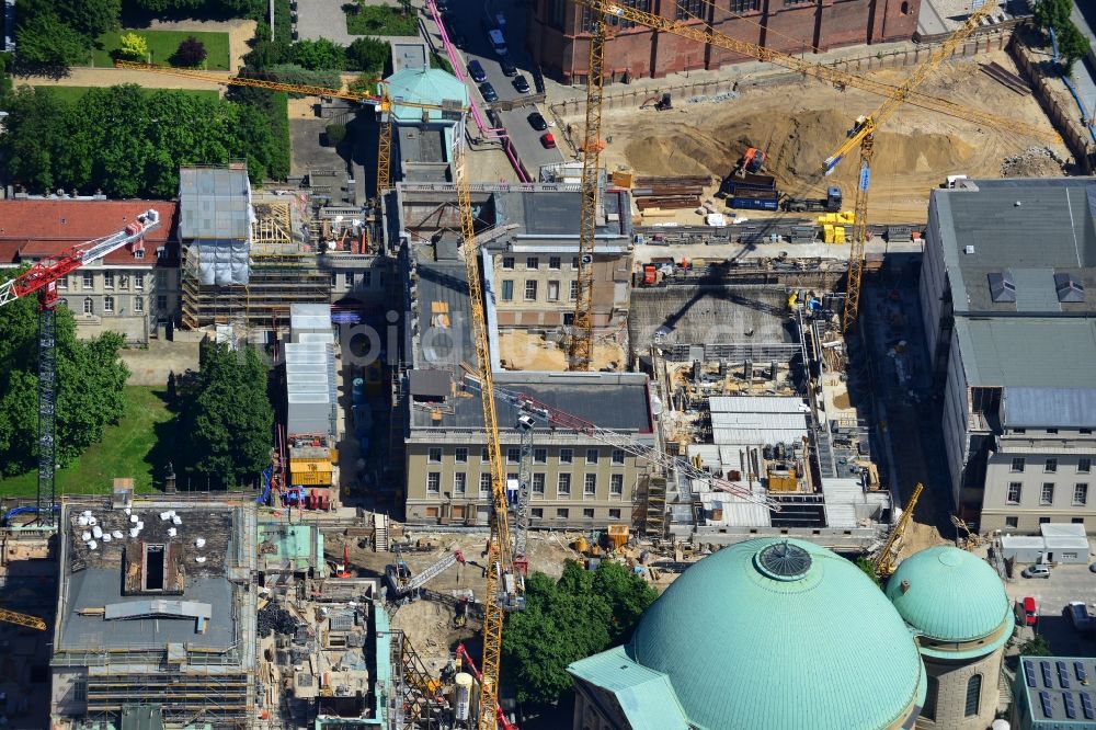 Berlin Mitte aus der Vogelperspektive: Baustelle an der Friedrichswerderschen Kirche an der Französischen Straße in Berlin Mitte