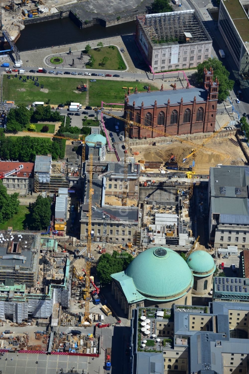 Luftbild Berlin Mitte - Baustelle an der Friedrichswerderschen Kirche an der Französischen Straße in Berlin Mitte