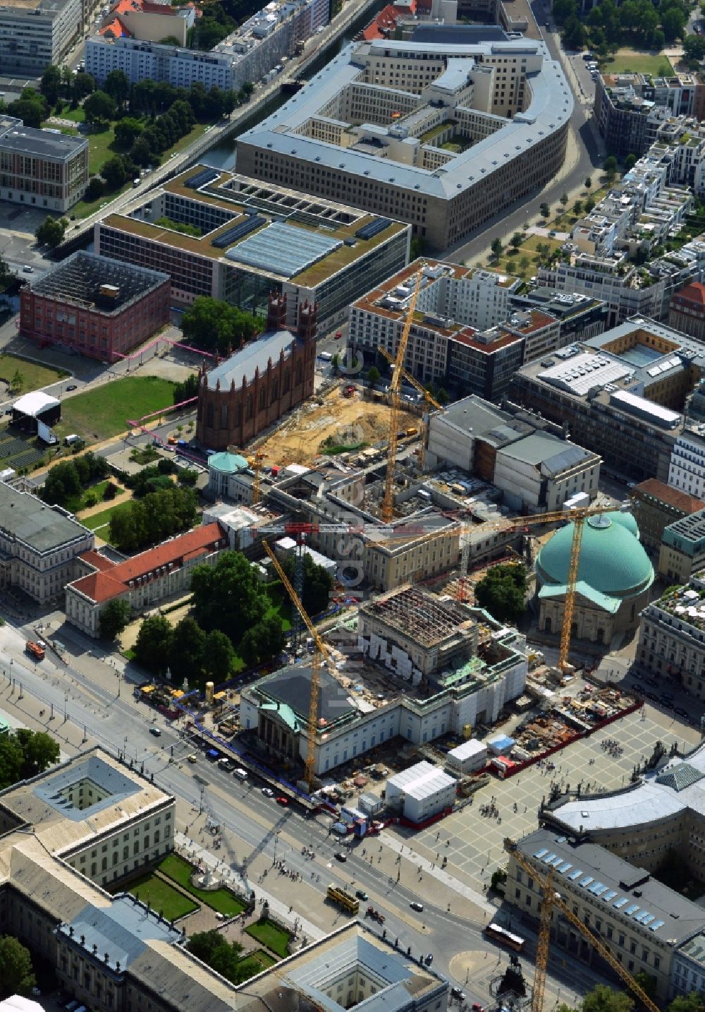 Luftaufnahme Berlin Mitte - Baustelle an der Friedrichswerderschen Kirche an der Französischen Straße in Berlin Mitte