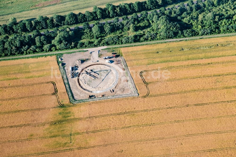 Luftaufnahme Boizenburg/Elbe - Baustelle für ein Fundament einer Windkraftanlage in Boizenburg/Elbe im Bundesland Mecklenburg-Vorpommern, Deutschland