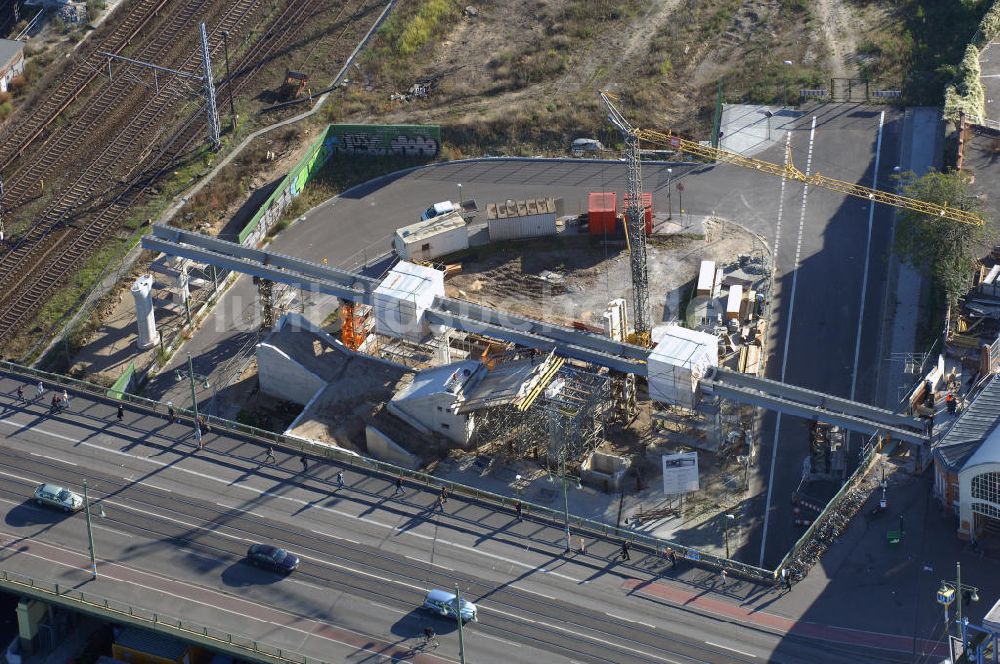 Luftaufnahme Berlin - Baustelle Fußwegverbindung von S- und U-Bahn zur O2 World in Berlin