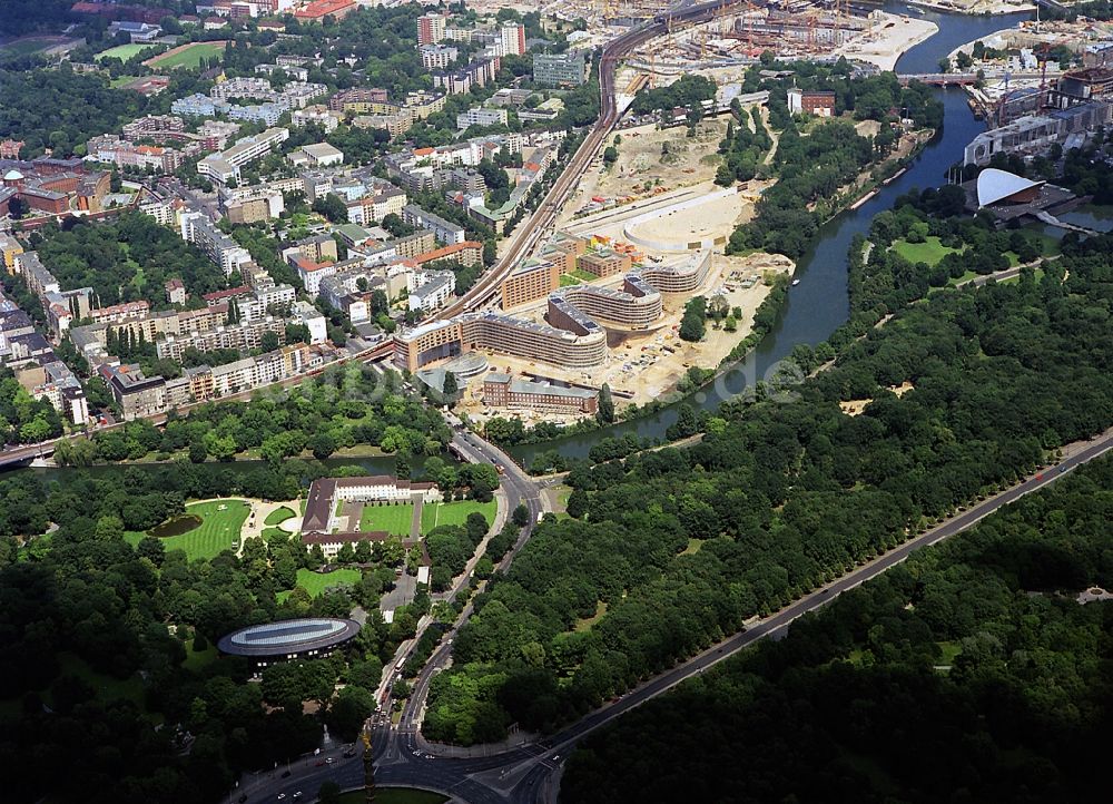 Berlin aus der Vogelperspektive: Baustelle Gebäude-Schlange am Moabiter Werder in Berlin-Tiregarten und Mitte