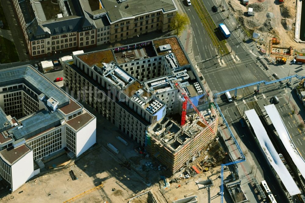 Berlin aus der Vogelperspektive: Baustelle am Gebäudekomplex der Hotelanlage AMANO Grand Central - ibis an der Invalidenstraße - Heidestraße im Ortsteil Mitte in Berlin, Deutschland