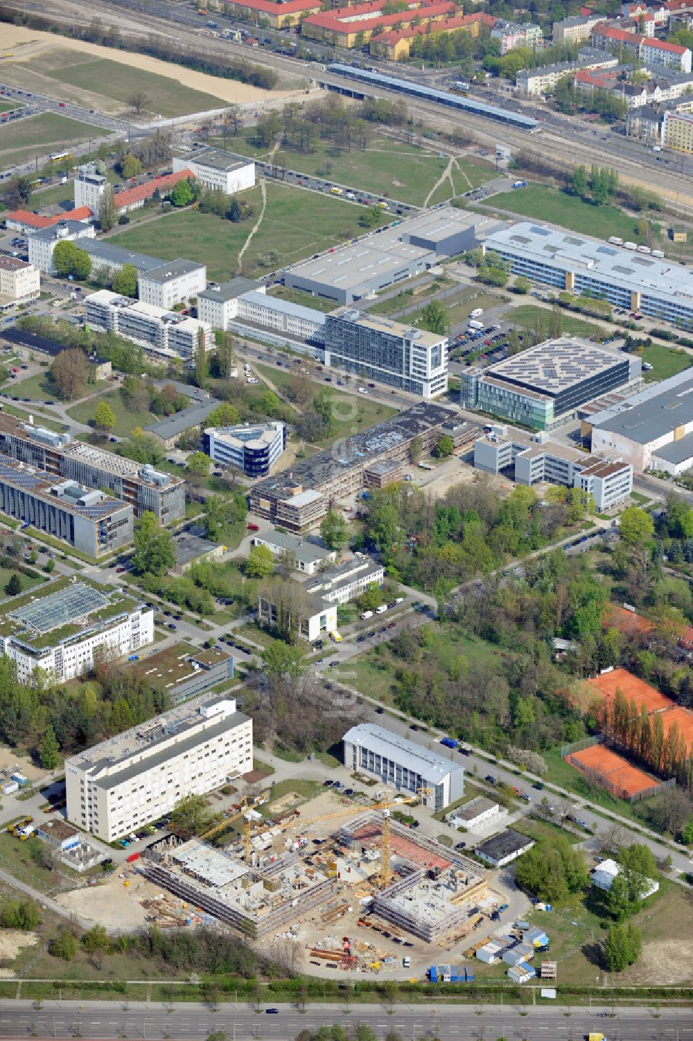 Luftaufnahme Berlin - Baustelle am Gebäudekomplex des Institut Chemielaborgebäude der Bundesanstalt für Materialprüfung und -forschung BAM in Berlin, Deutschland