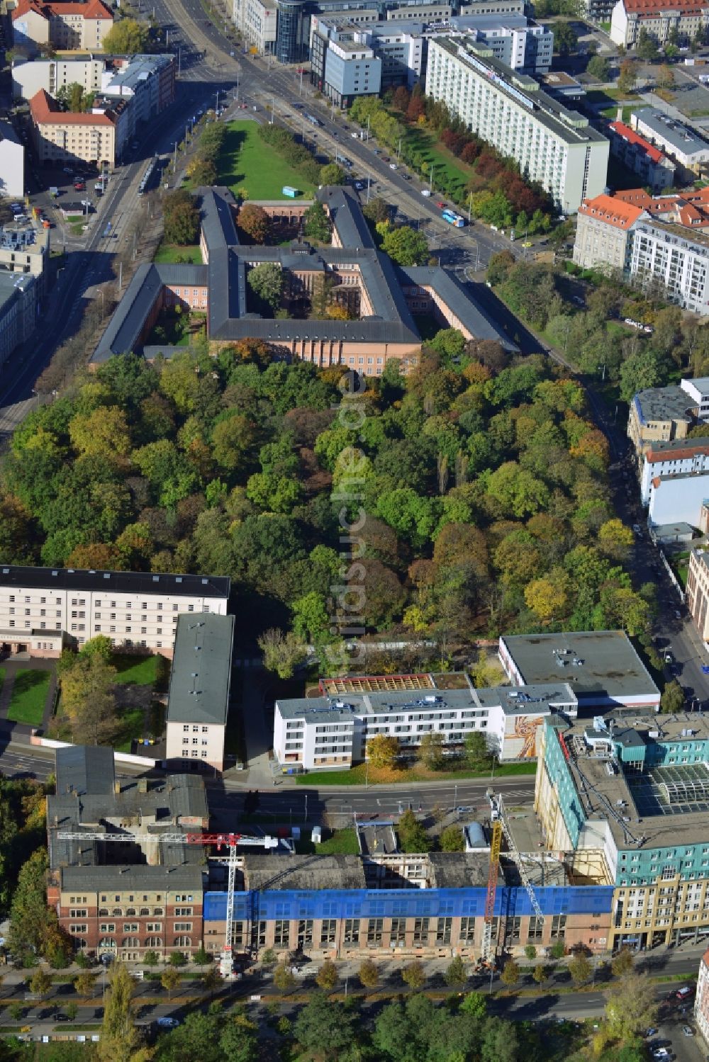 Luftaufnahme Leipzig - Baustelle Gebäudekomplex der Ruine des Bugra Messehaus am Gerichtsweg in Leipzig im Bundesland Sachsen