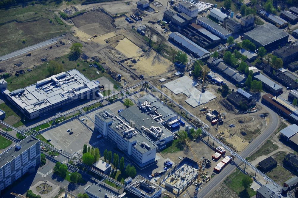 Berlin aus der Vogelperspektive: Baustelle auf dem Gelände des Blockheizkraftwerkes BHKW Adlershof im Bezirk Treptow-Köpenick in Berlin