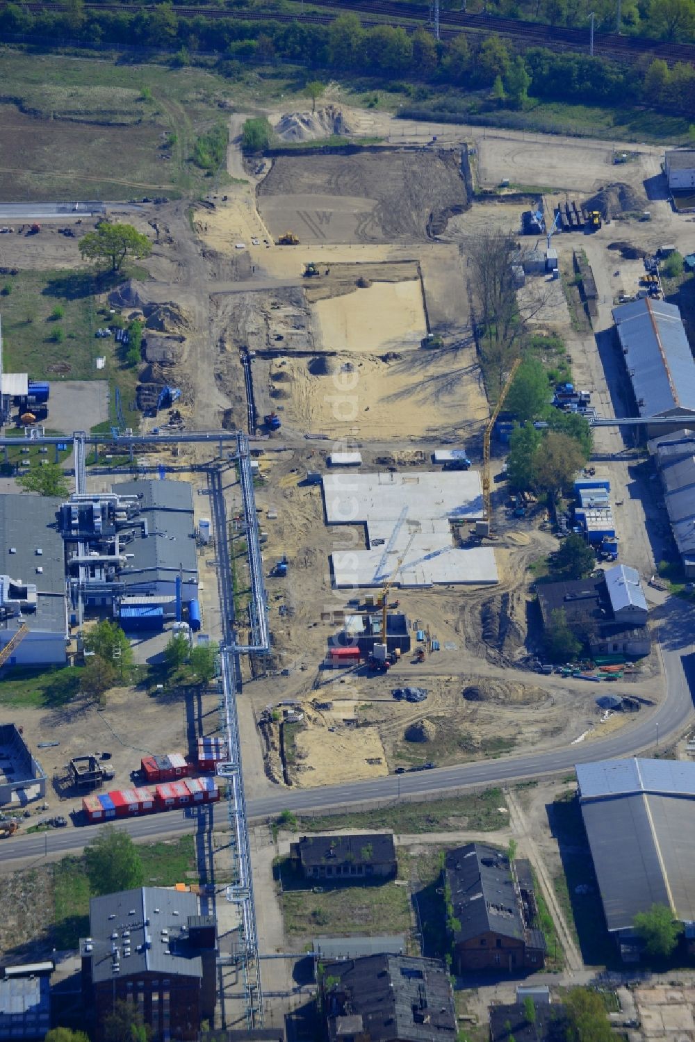 Luftaufnahme Berlin - Baustelle auf dem Gelände des Blockheizkraftwerkes BHKW Adlershof im Bezirk Treptow-Köpenick in Berlin