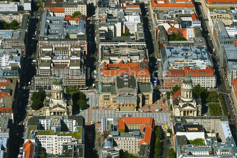 Berlin aus der Vogelperspektive: Baustelle Gendarmenmarkt mit dem Gebäude- Ensemble Deutscher und Französischer Dom, Schauspielhaus in Berlin, Deutschland