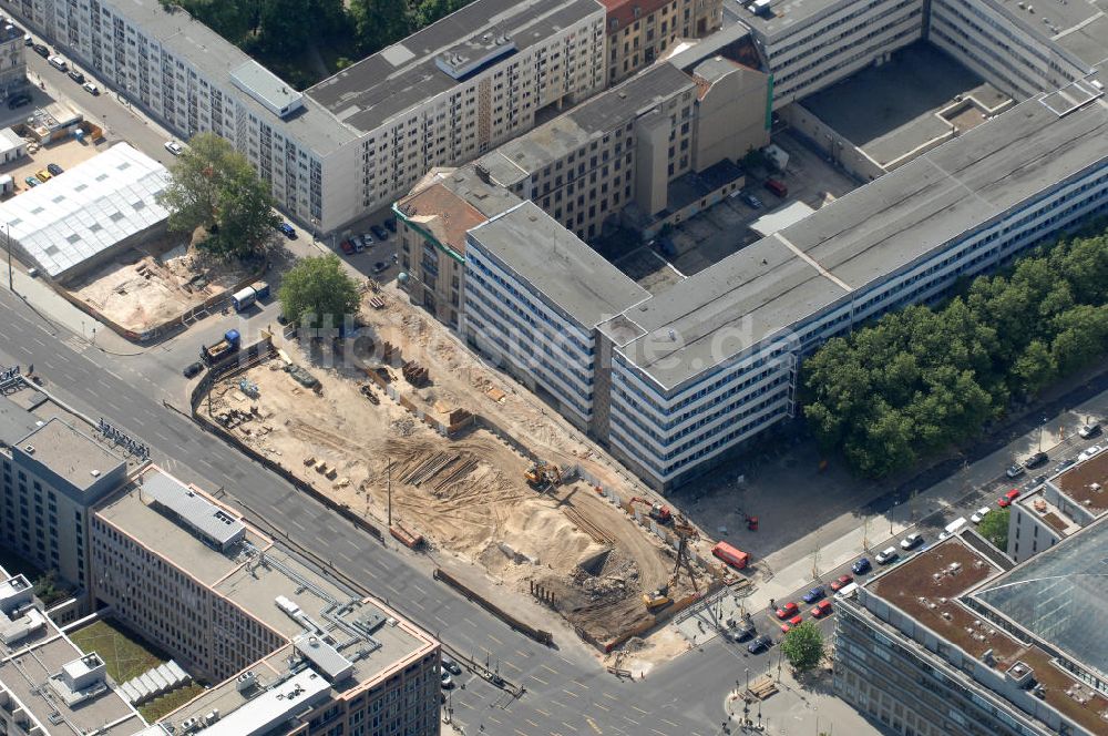 Berlin aus der Vogelperspektive: Baustelle Gertraudenstraße Ecke Breite Straße und Novotel in Fischerstraße in Berlin-Mitte
