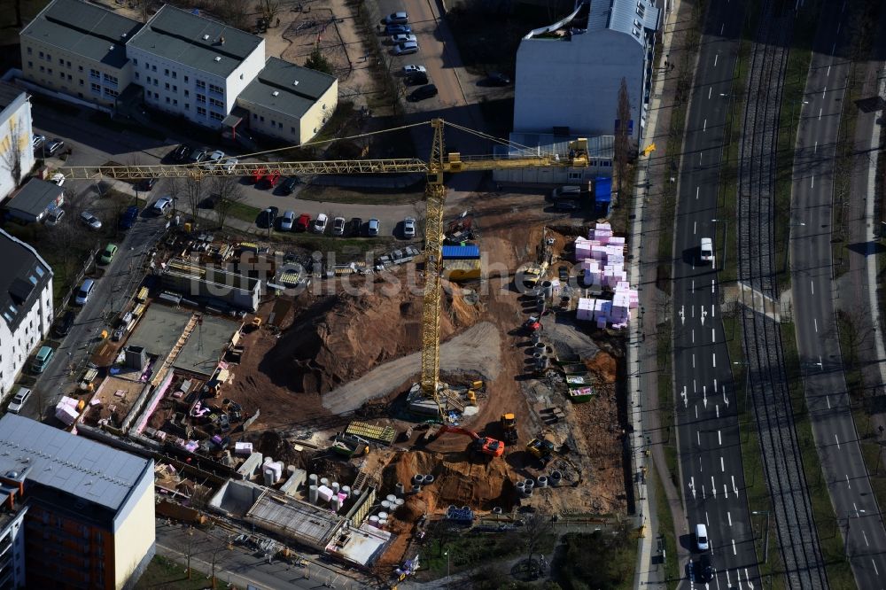 Luftaufnahme Leipzig - Baustelle der GP Günter Papenburg AG zum Neubau einer Mehrfamilienhaus-Wohnanlage an der Prager Straße - Mühlenstraße im Ortsteil Südost in Leipzig im Bundesland Sachsen