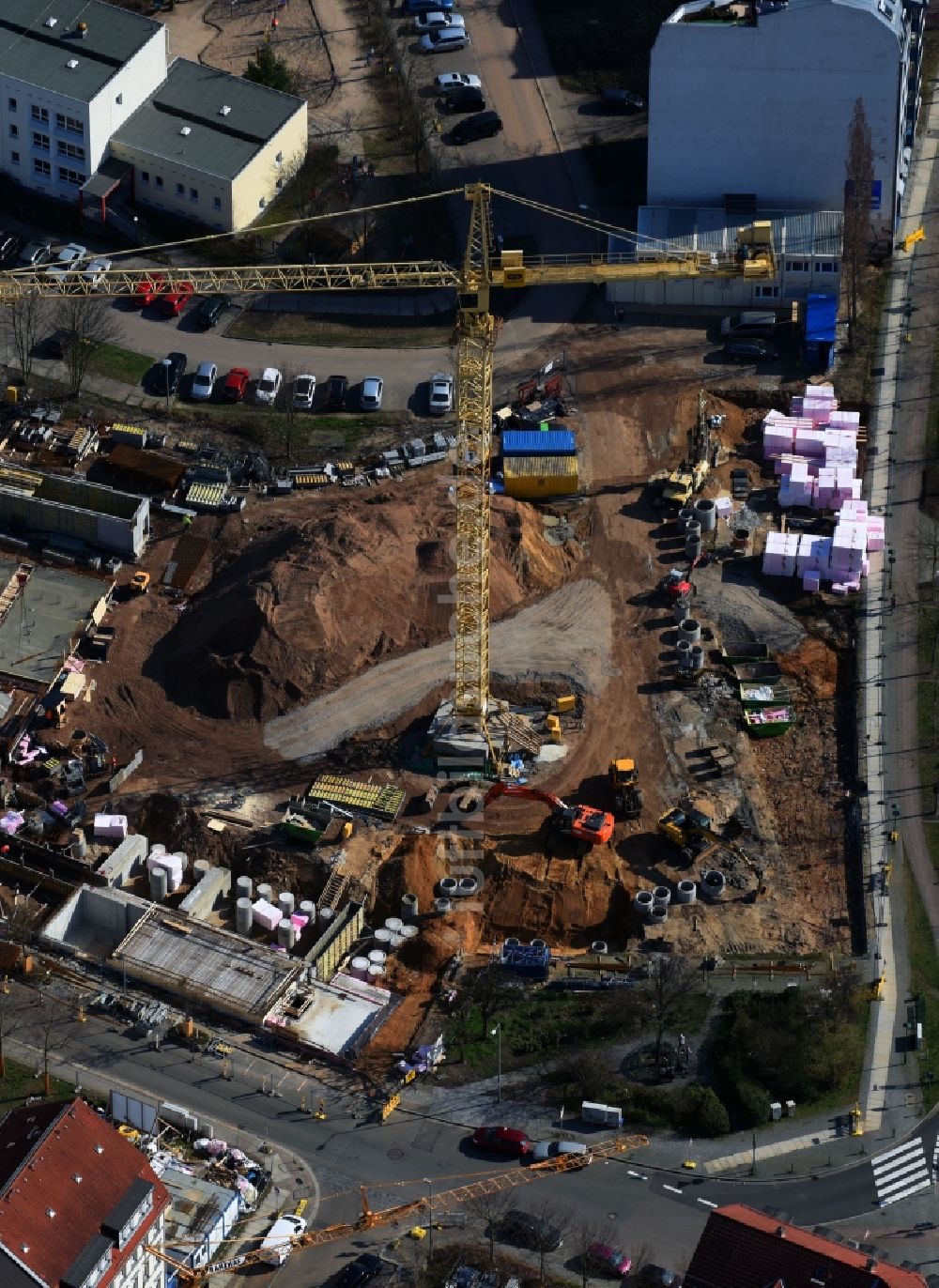 Leipzig von oben - Baustelle der GP Günter Papenburg AG zum Neubau einer Mehrfamilienhaus-Wohnanlage an der Prager Straße - Mühlenstraße im Ortsteil Südost in Leipzig im Bundesland Sachsen