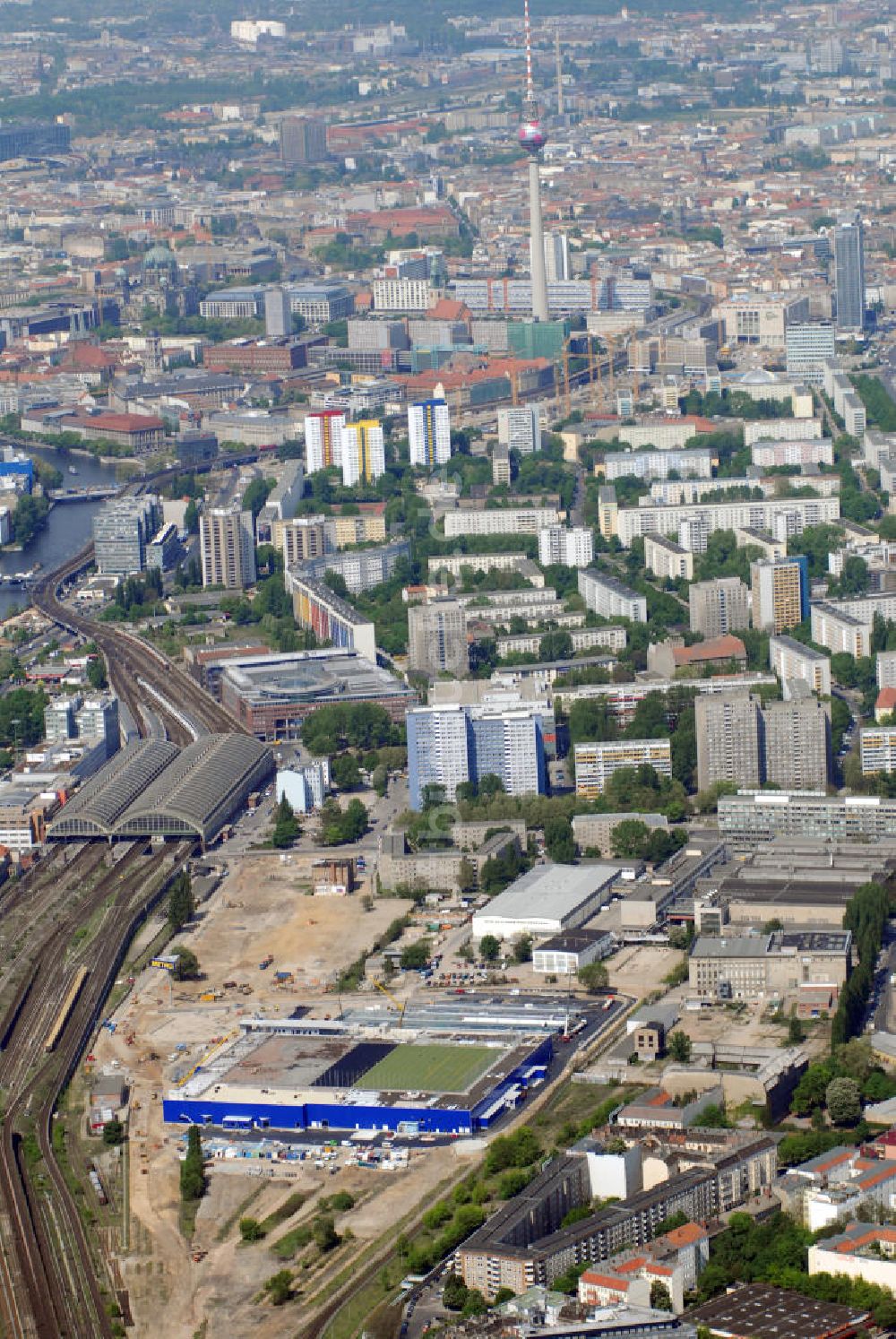 Berlin aus der Vogelperspektive: Baustelle Großhandelmarkt METRO Berlin-Friedrichshain