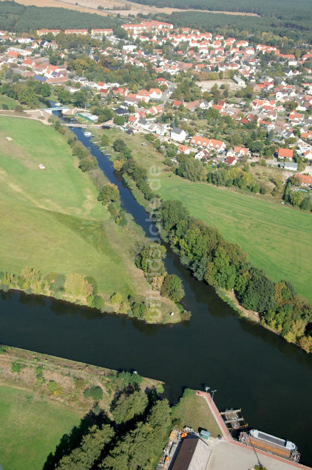 Genthin von oben - Baustelle Hagenbrücke in Genthin über den Altenplathower Altkanal