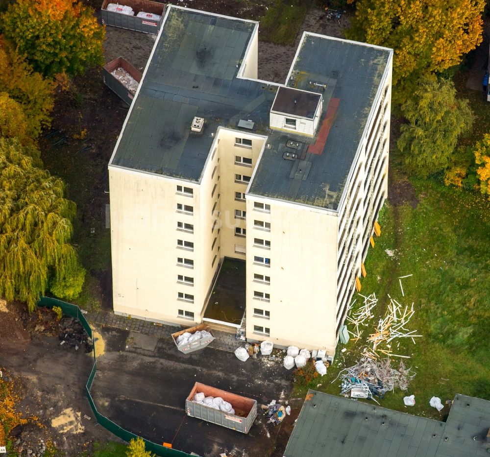 Hamm aus der Vogelperspektive: Baustelle an halb-verfallenem Miets- und Wohn- Hochhaus an der Waldenburger Straße in Hamm im Bundesland Nordrhein-Westfalen