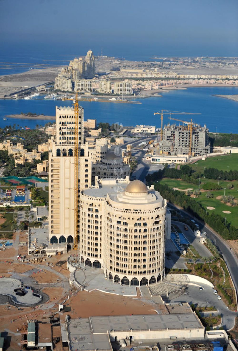 Ras Al Khaimah von oben - Baustelle des Al Hamra Palace Hotel in Ras Al Khaimah