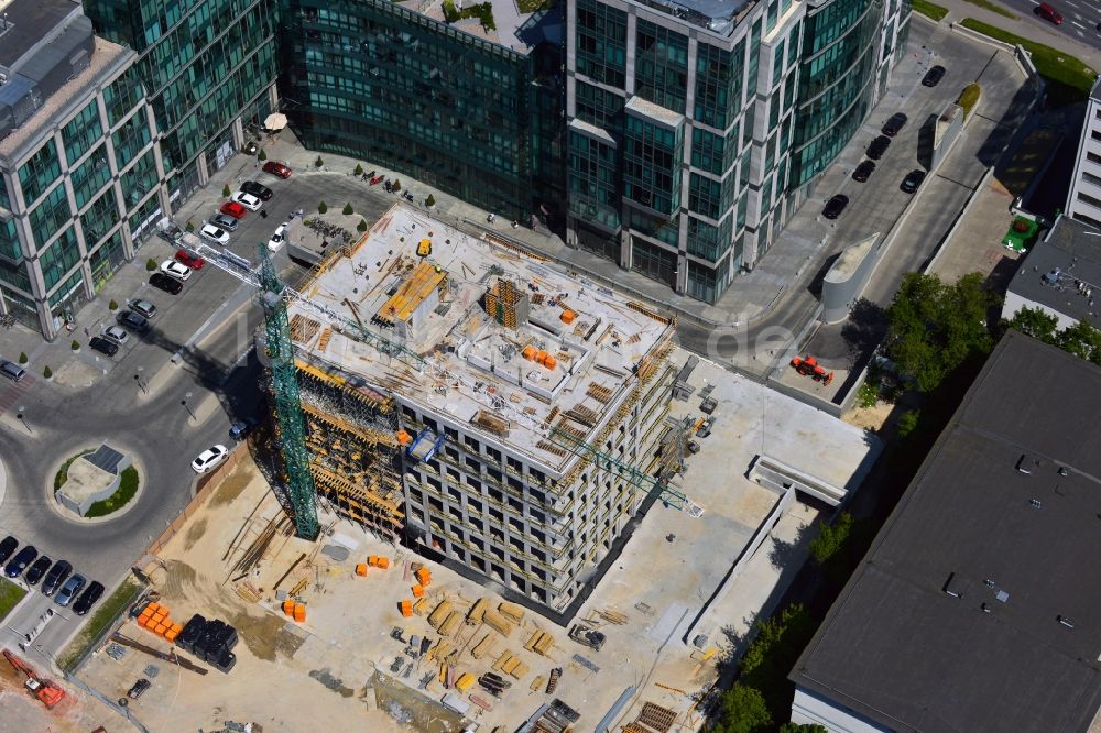 Luftaufnahme Warschau - Baustelle hinter dem Bürogebäudekomplex New City im Bezirk Mokotow in Warschau in Polen