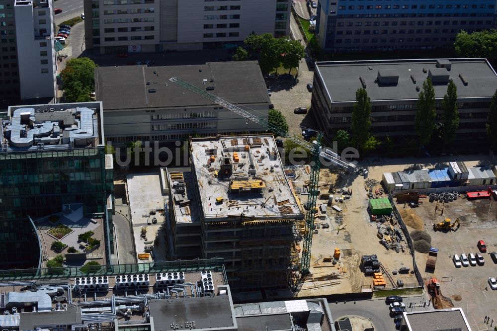 Warschau von oben - Baustelle hinter dem Bürogebäudekomplex New City im Bezirk Mokotow in Warschau in Polen