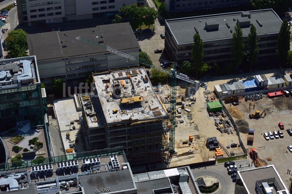 Warschau aus der Vogelperspektive: Baustelle hinter dem Bürogebäudekomplex New City im Bezirk Mokotow in Warschau in Polen