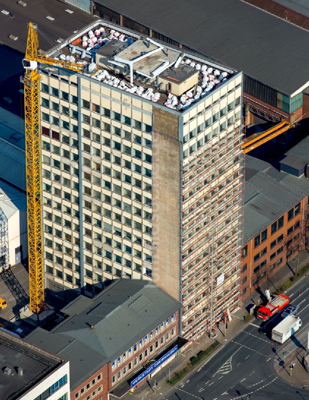 Oberhausen von oben - Baustelle Hochhaus- Gebäudekomplexes der ehemaligen Dazzle Oberhausen GmbH in Oberhausen im Bundesland Nordrhein-Westfalen