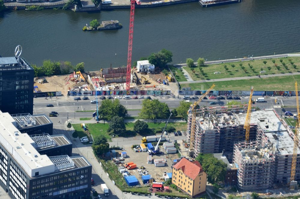 Luftbild Berlin - Baustelle Hochhaus Living Levels am Spree- Ufer der Mühlenstraße in Berlin - Friedrichshain