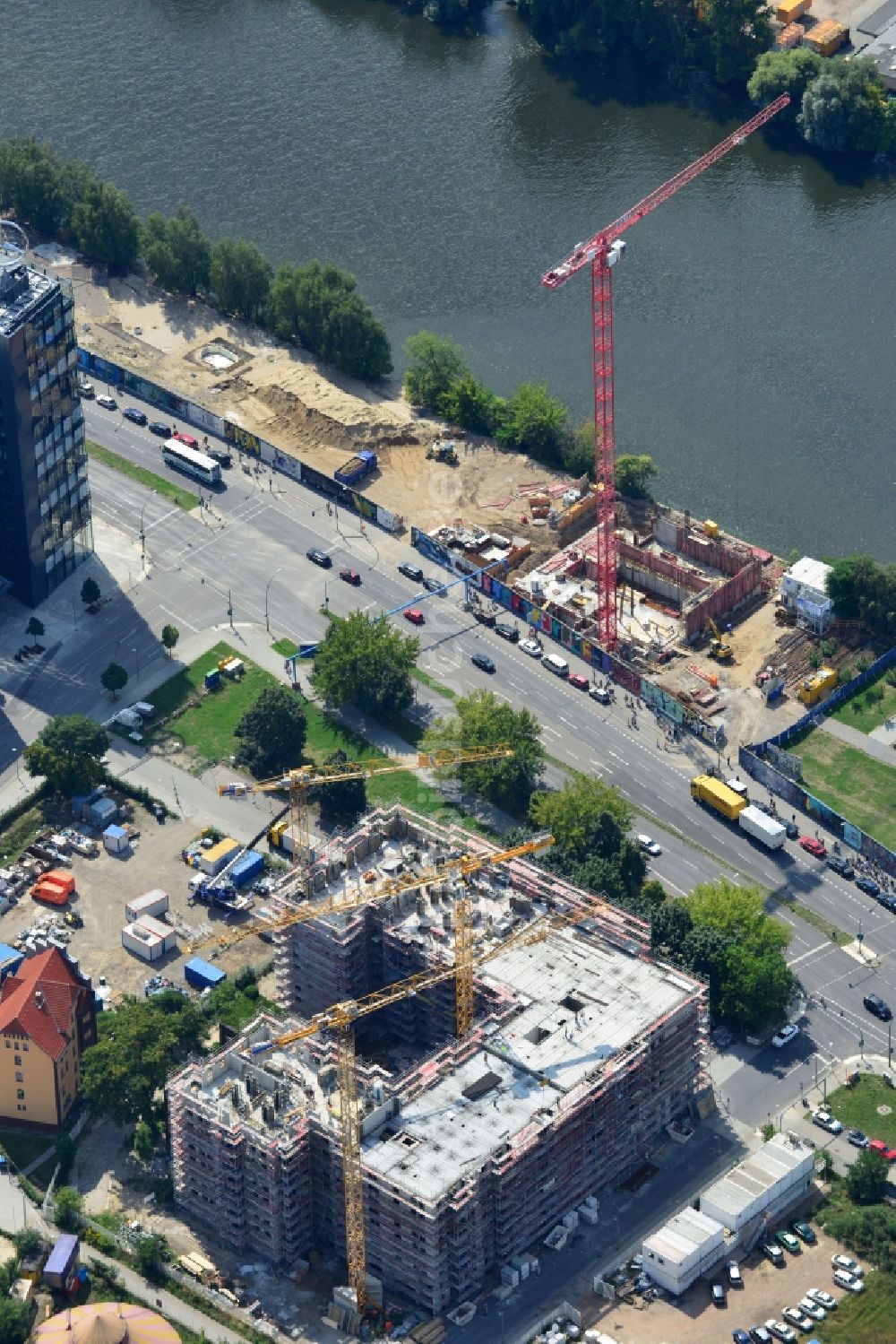 Berlin aus der Vogelperspektive: Baustelle Hochhaus Living Levels am Spree- Ufer der Mühlenstraße in Berlin - Friedrichshain