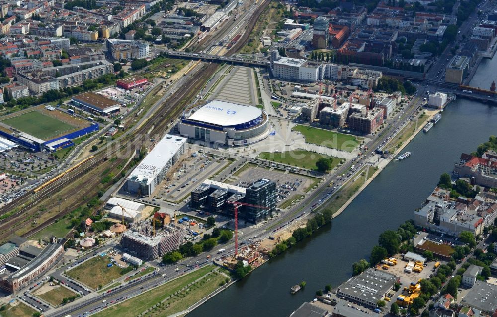 Berlin aus der Vogelperspektive: Baustelle Hochhaus Living Levels am Spree- Ufer der Mühlenstraße in Berlin - Friedrichshain