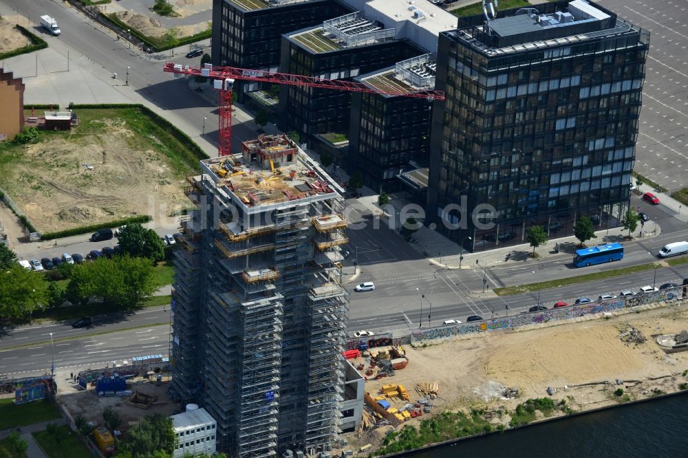 Berlin aus der Vogelperspektive: Baustelle Hochhaus Living Levels am Spree- Ufer der Mühlenstraße in Berlin - Friedrichshain