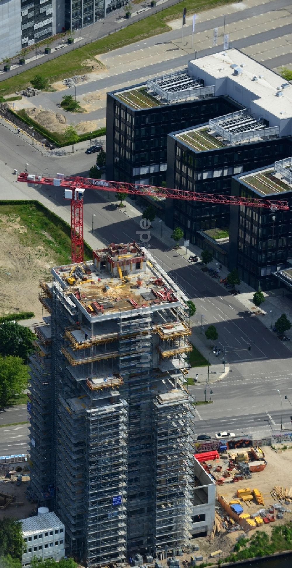 Luftbild Berlin - Baustelle Hochhaus Living Levels am Spree- Ufer der Mühlenstraße in Berlin - Friedrichshain