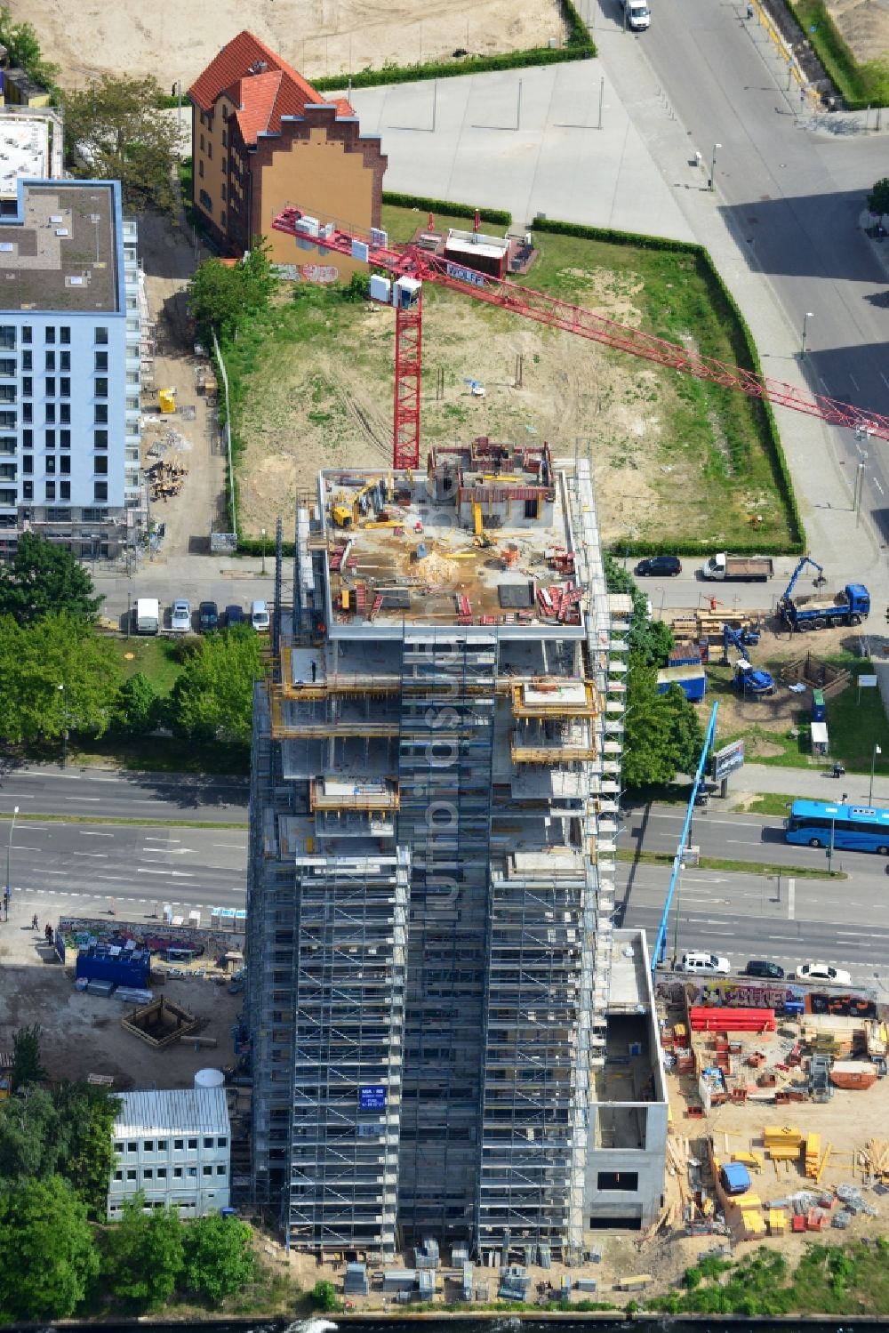 Luftaufnahme Berlin - Baustelle Hochhaus Living Levels am Spree- Ufer der Mühlenstraße in Berlin - Friedrichshain