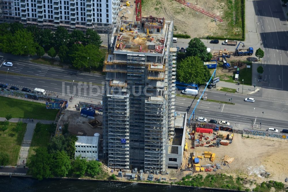 Berlin von oben - Baustelle Hochhaus Living Levels am Spree- Ufer der Mühlenstraße in Berlin - Friedrichshain