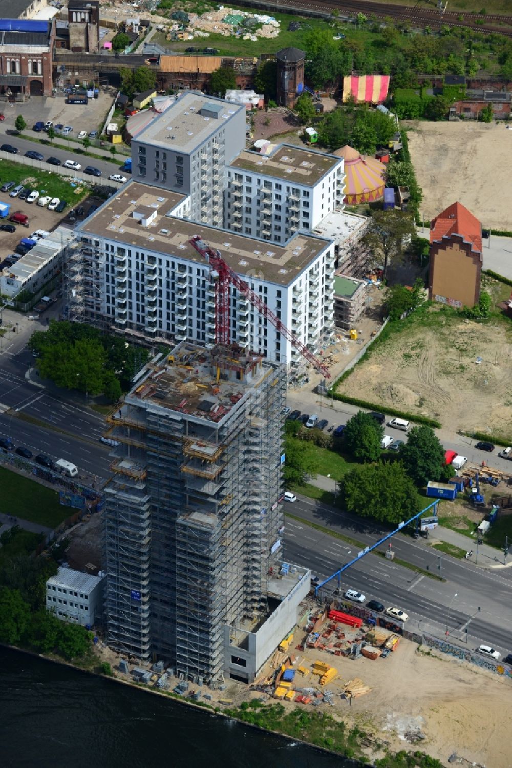 Berlin aus der Vogelperspektive: Baustelle Hochhaus Living Levels am Spree- Ufer der Mühlenstraße in Berlin - Friedrichshain