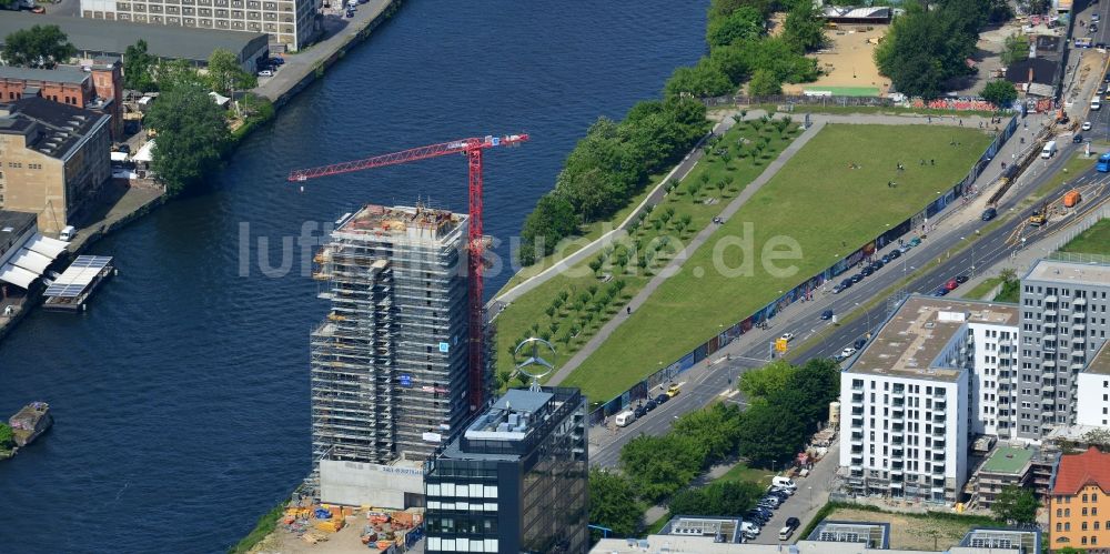 Berlin aus der Vogelperspektive: Baustelle Hochhaus Living Levels am Spree- Ufer der Mühlenstraße in Berlin - Friedrichshain