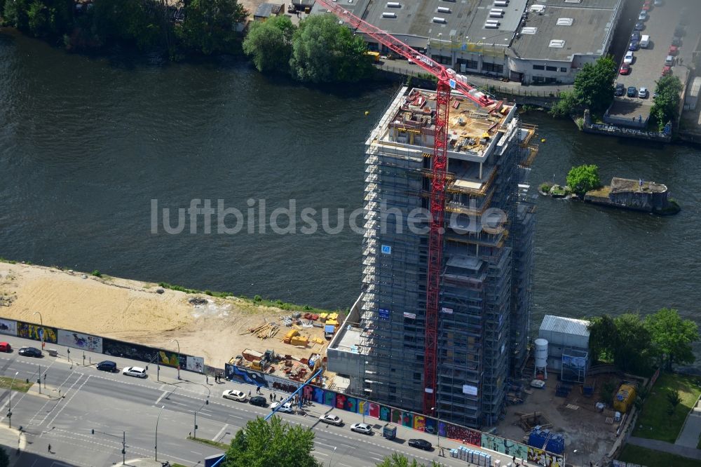 Luftbild Berlin - Baustelle Hochhaus Living Levels am Spree- Ufer der Mühlenstraße in Berlin - Friedrichshain