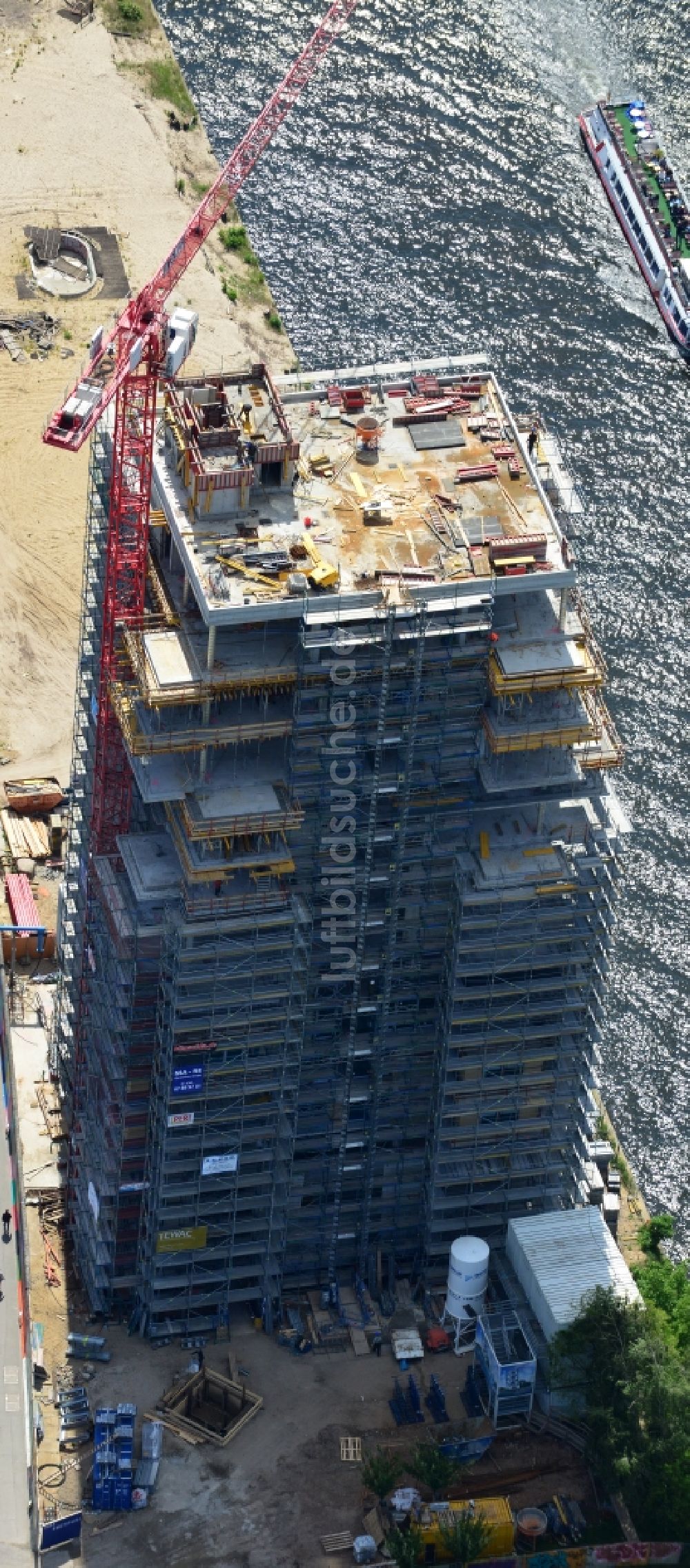 Luftaufnahme Berlin - Baustelle Hochhaus Living Levels am Spree- Ufer der Mühlenstraße in Berlin - Friedrichshain