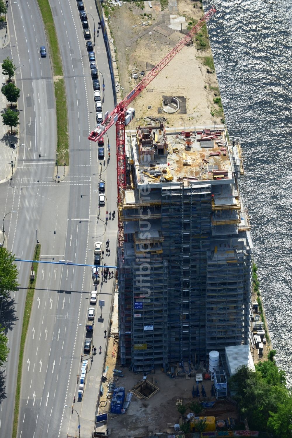 Berlin von oben - Baustelle Hochhaus Living Levels am Spree- Ufer der Mühlenstraße in Berlin - Friedrichshain