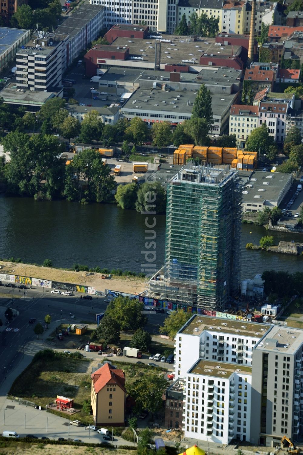 Berlin von oben - Baustelle Hochhaus Living Levels am Spree- Ufer der Mühlenstraße in Berlin - Friedrichshain