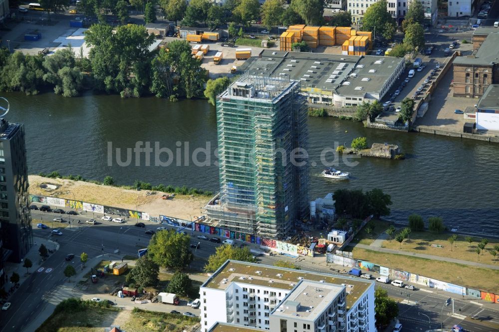 Berlin von oben - Baustelle Hochhaus Living Levels am Spree- Ufer der Mühlenstraße in Berlin - Friedrichshain