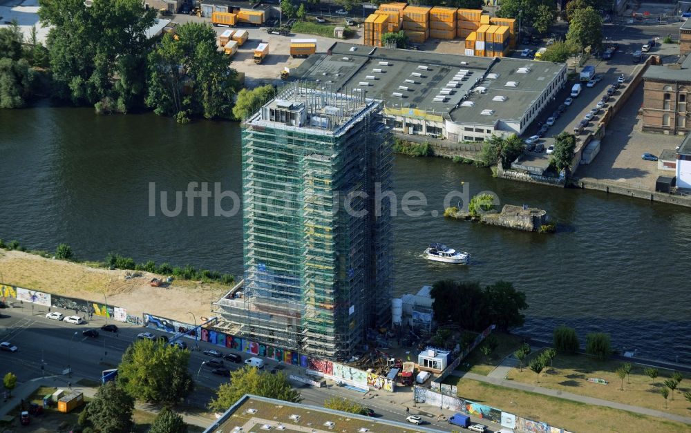 Berlin aus der Vogelperspektive: Baustelle Hochhaus Living Levels am Spree- Ufer der Mühlenstraße in Berlin - Friedrichshain