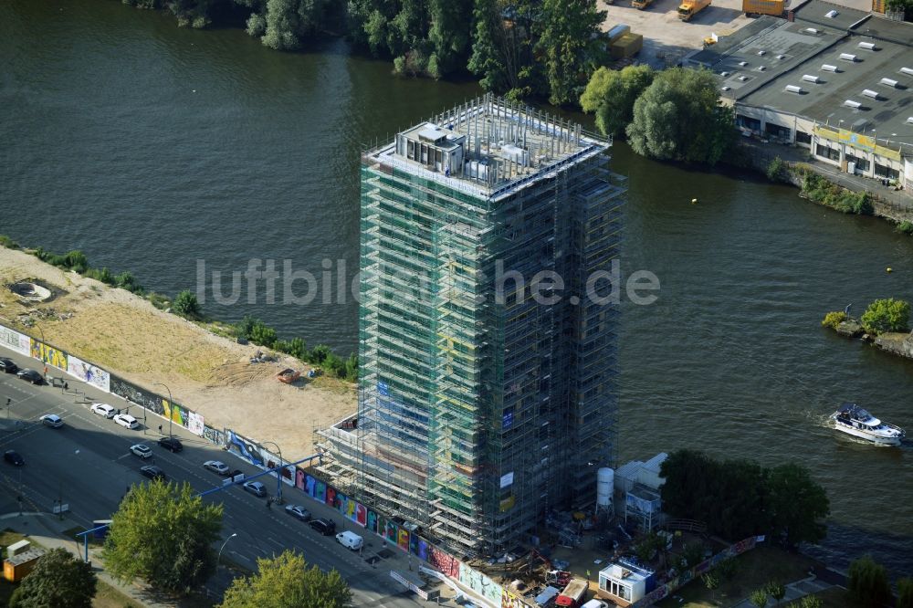 Luftaufnahme Berlin - Baustelle Hochhaus Living Levels am Spree- Ufer der Mühlenstraße in Berlin - Friedrichshain