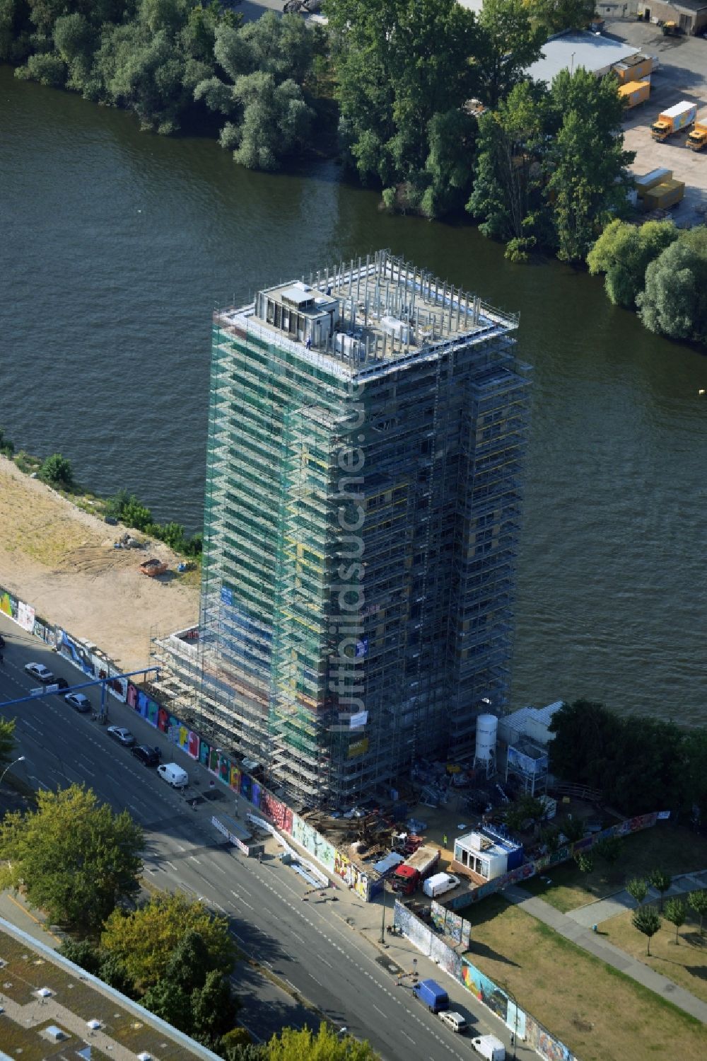 Berlin von oben - Baustelle Hochhaus Living Levels am Spree- Ufer der Mühlenstraße in Berlin - Friedrichshain