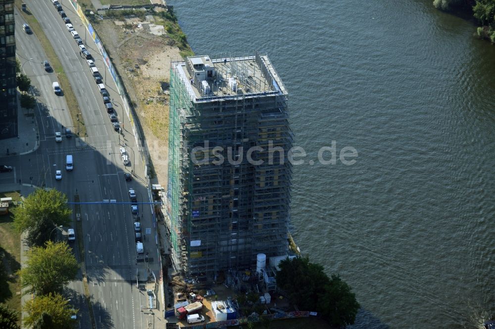 Luftbild Berlin - Baustelle Hochhaus Living Levels am Spree- Ufer der Mühlenstraße in Berlin - Friedrichshain