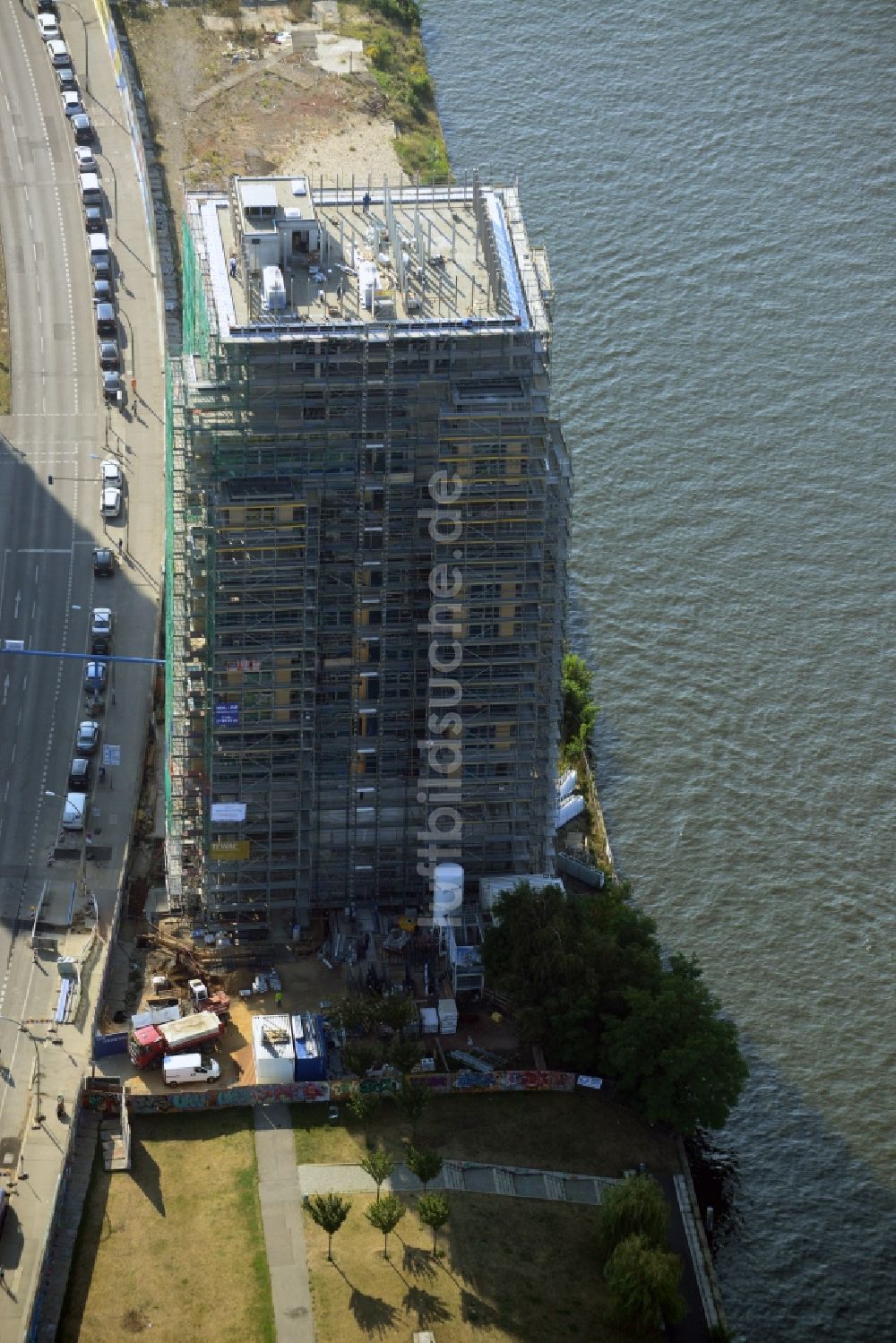 Luftaufnahme Berlin - Baustelle Hochhaus Living Levels am Spree- Ufer der Mühlenstraße in Berlin - Friedrichshain