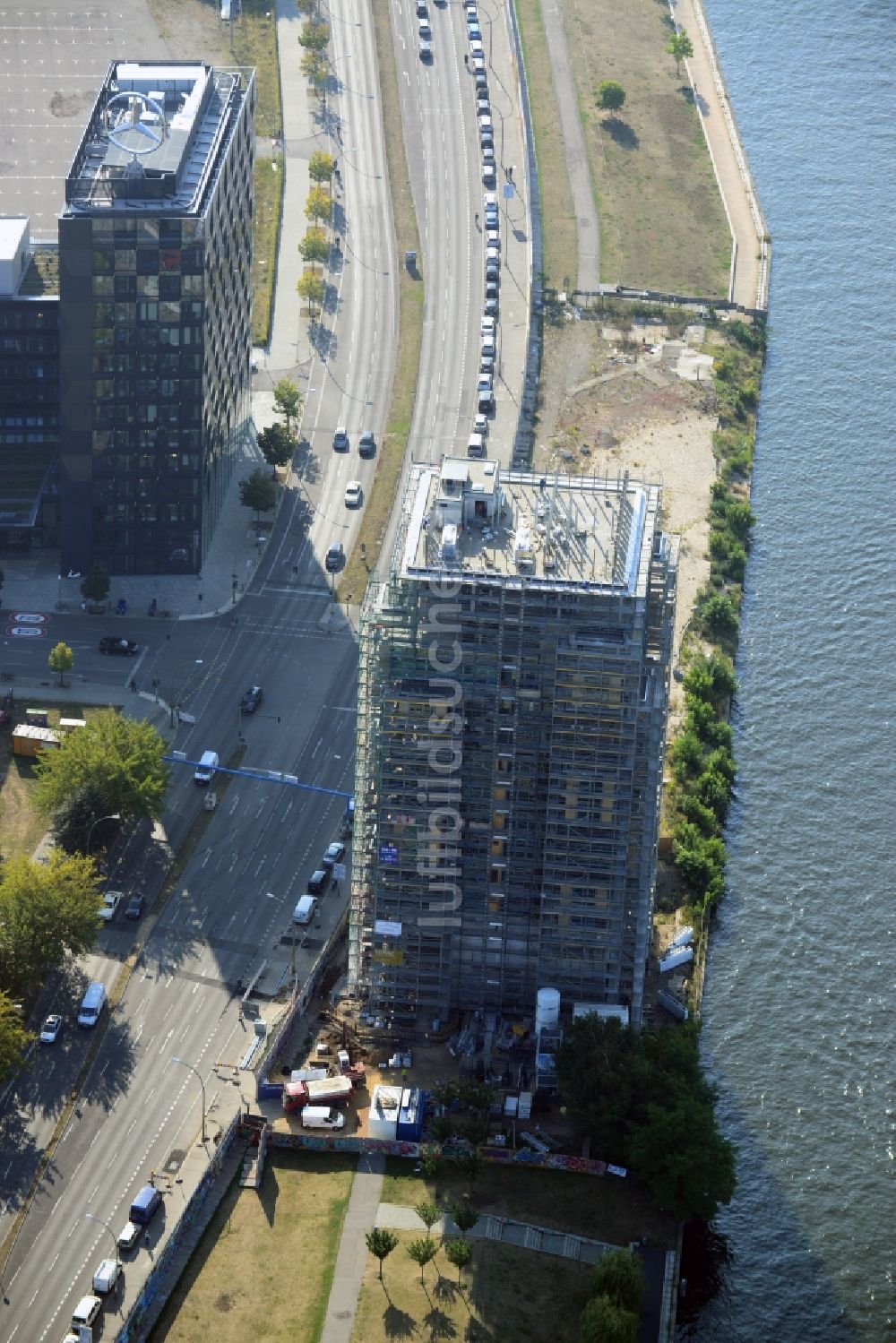 Berlin von oben - Baustelle Hochhaus Living Levels am Spree- Ufer der Mühlenstraße in Berlin - Friedrichshain