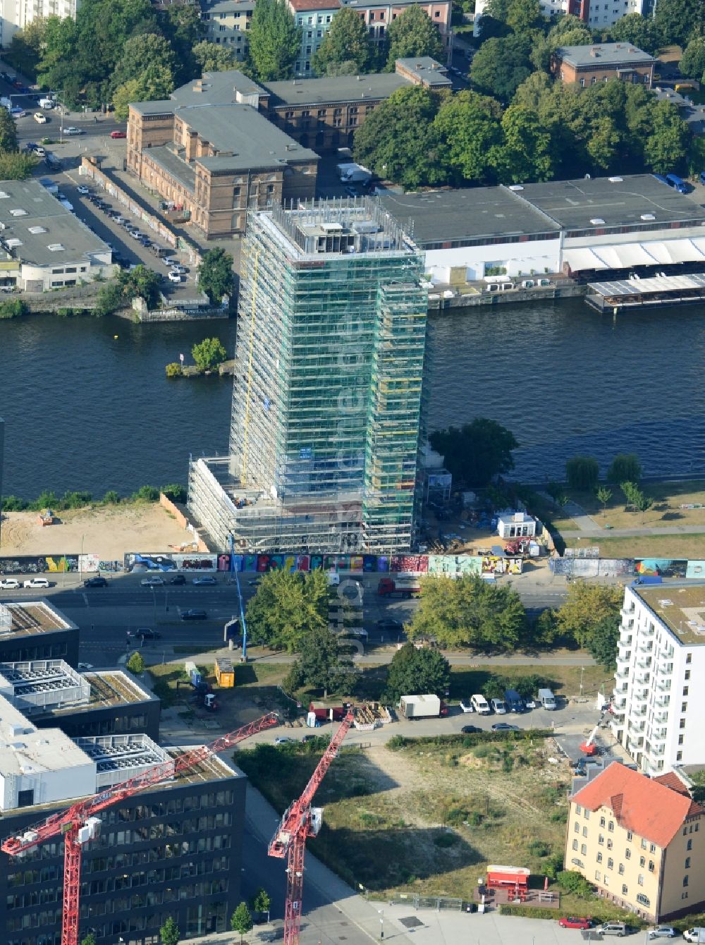 Berlin von oben - Baustelle Hochhaus Living Levels am Spree- Ufer der Mühlenstraße in Berlin - Friedrichshain