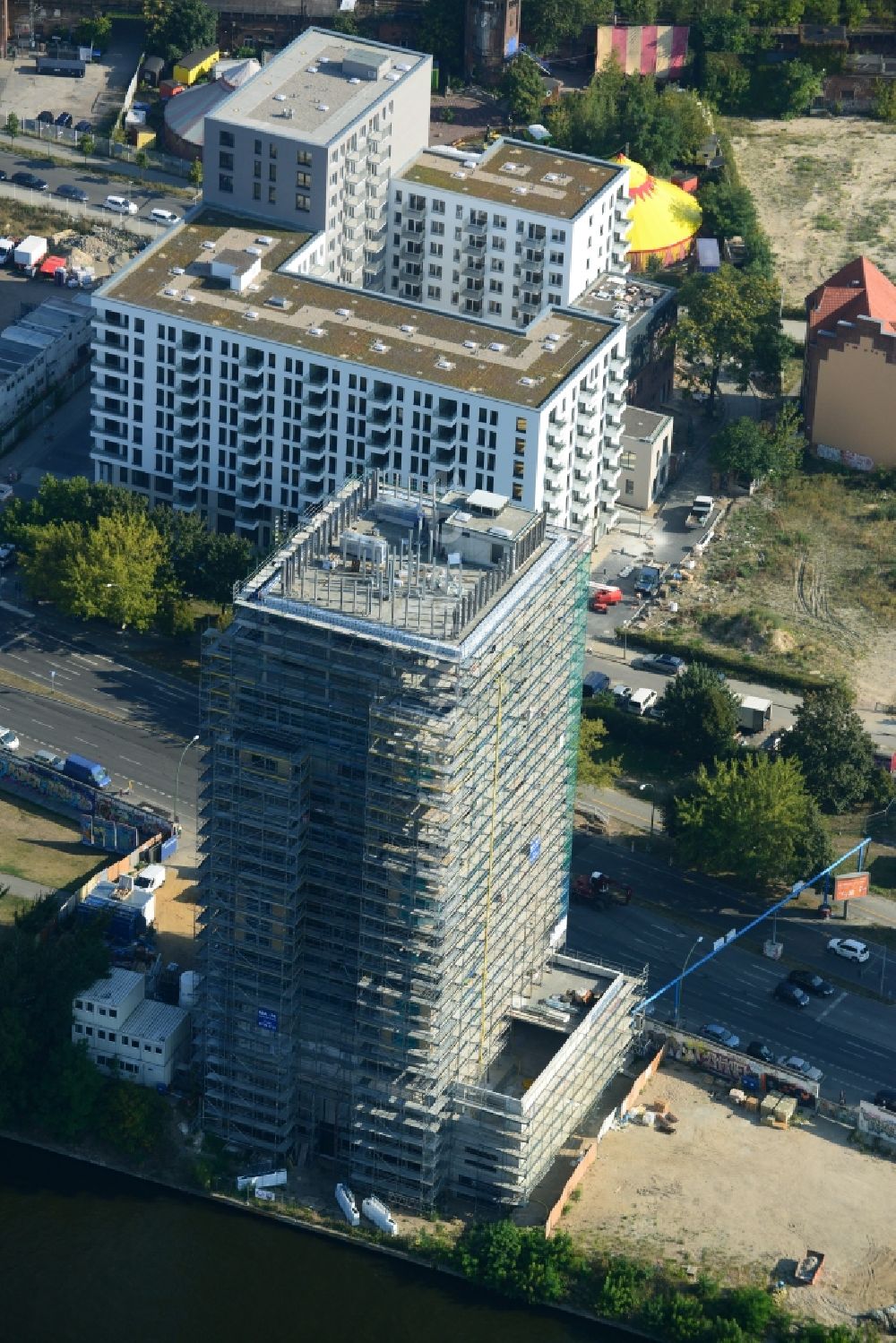 Berlin aus der Vogelperspektive: Baustelle Hochhaus Living Levels am Spree- Ufer der Mühlenstraße in Berlin - Friedrichshain