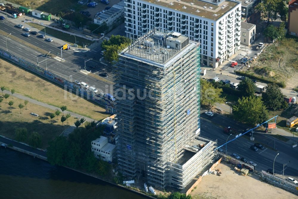 Luftbild Berlin - Baustelle Hochhaus Living Levels am Spree- Ufer der Mühlenstraße in Berlin - Friedrichshain